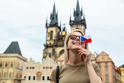 blonde-woman-with-a-flag-at-central-square-in-prag-2022-01-11-00-50-38-utc.png